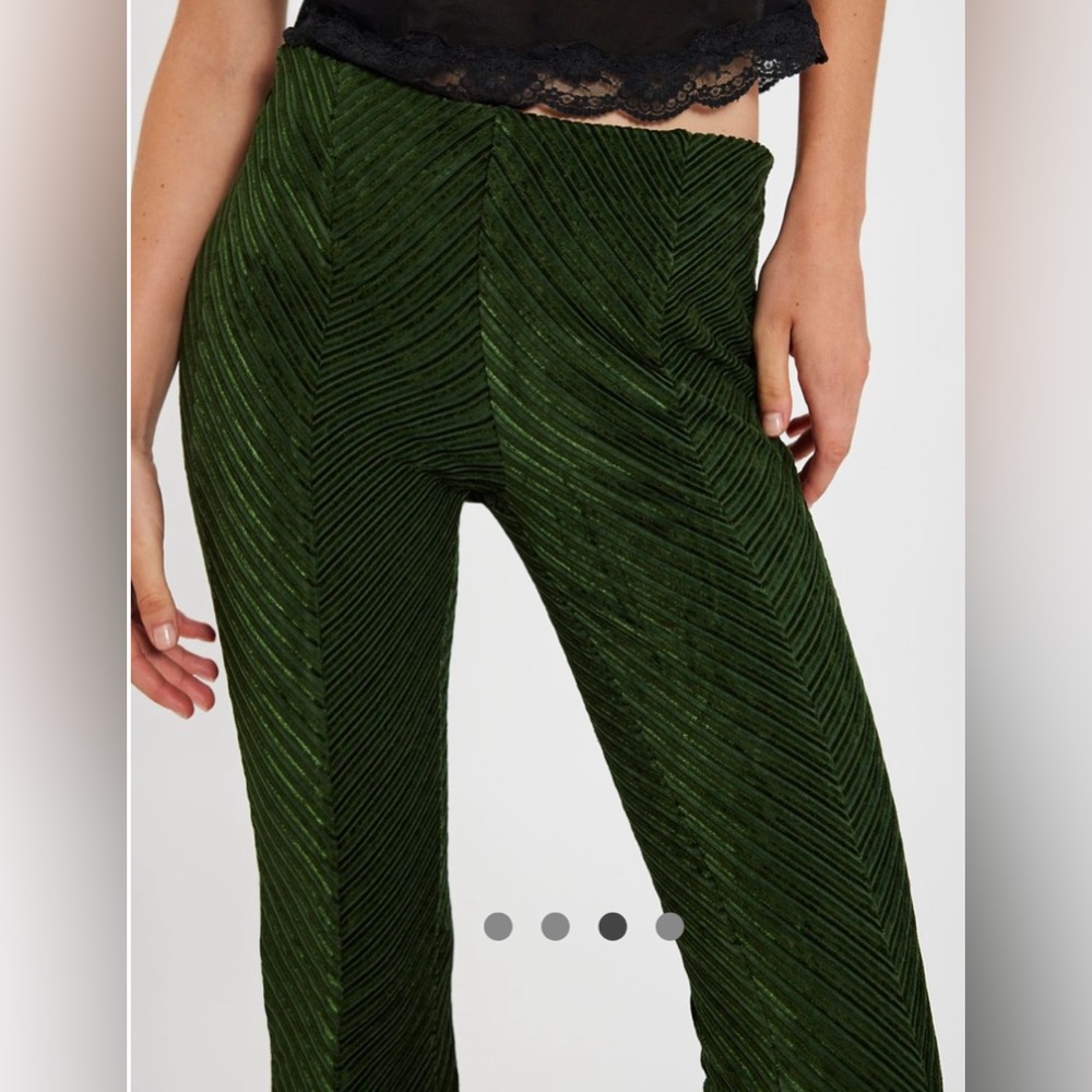 NWT
FREE PEOPLE PENNY PULL ON VELVET
medium
color Army
IN ORIGINAL FP packing - Picture 3 of 5